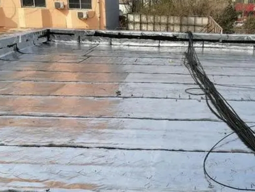 河南卫生间漏水维修公司分享下河南屋面楼顶防水刚性防水层施工要点。